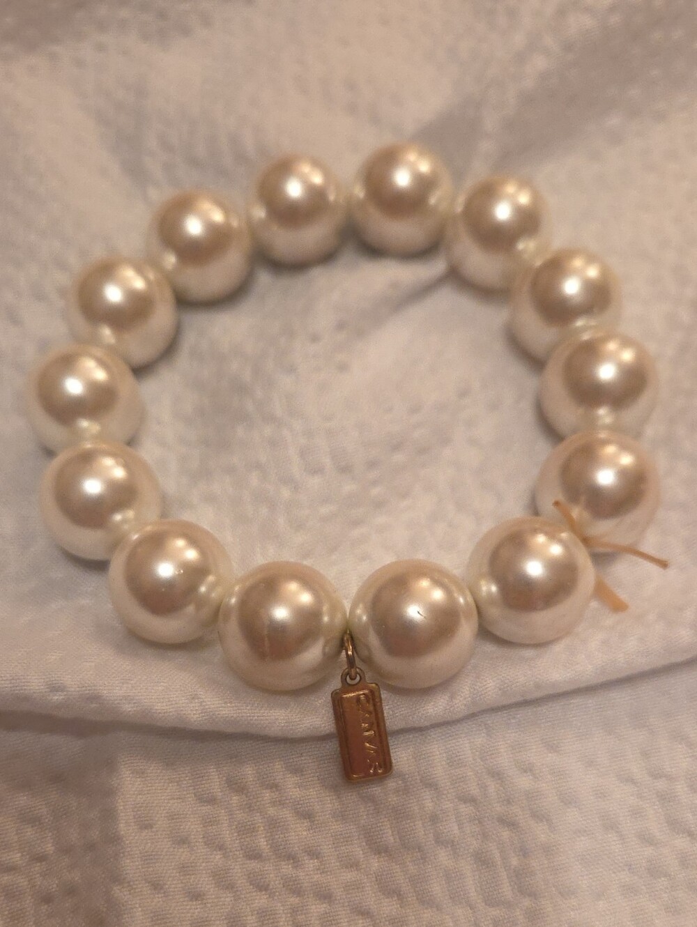 Elegant White Pearl Stretch Bracelet with Gold Tag - Unbranded